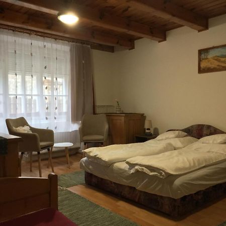 Devenyi Vendeghaz Apartment Csesznek Екстериор снимка